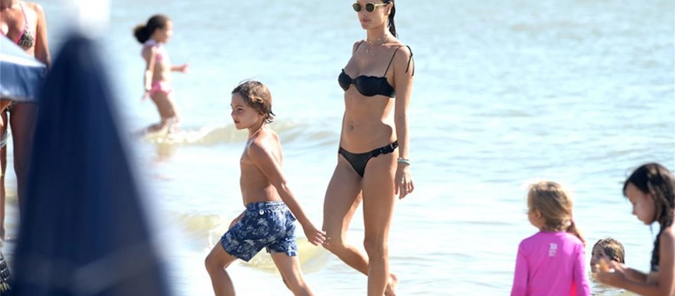 Αλεσάντρα Αμπρόζιο: Σε γιορτινό κλίμα στην παραλία μαζί με τα παιδιά της - Απολαμβάνουν το μπάνιο τους (φωτο)